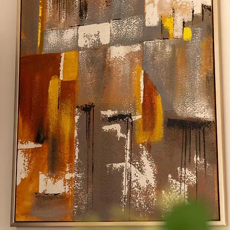 2 Bedroom Flat In Centre Appartement