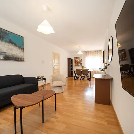 2 Bedroom Flat In Centre *