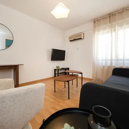 2 Bedroom Flat In Centre *