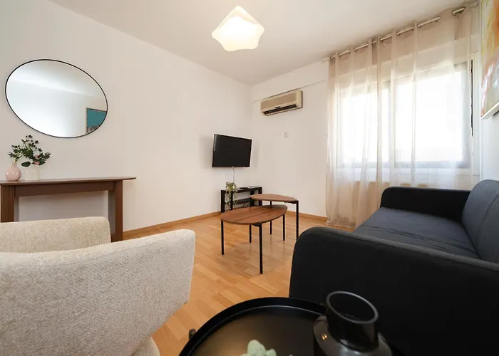 2 Bedroom Flat In Centre *