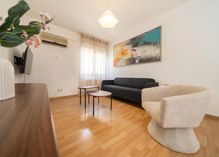 2 Bedroom Flat In Centre Lägenhet