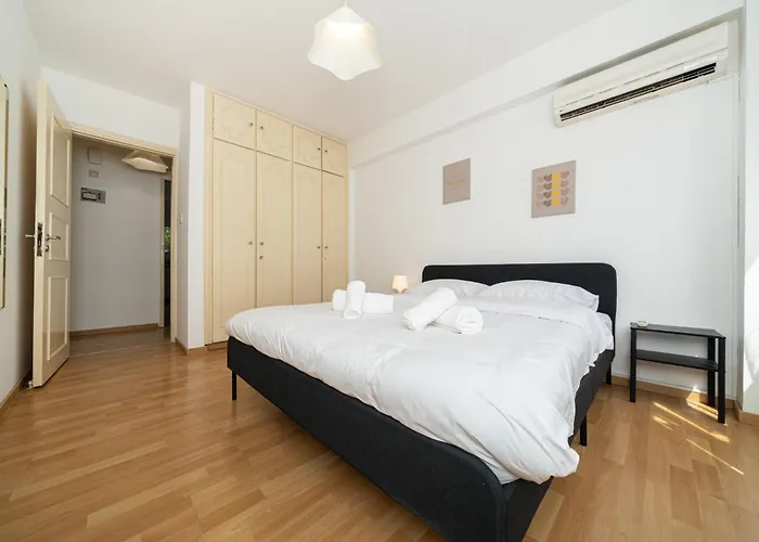 2 Bedroom Flat In Centre *