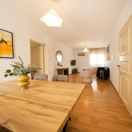 2 Bedroom Flat In Centre Apartamento Nicósia